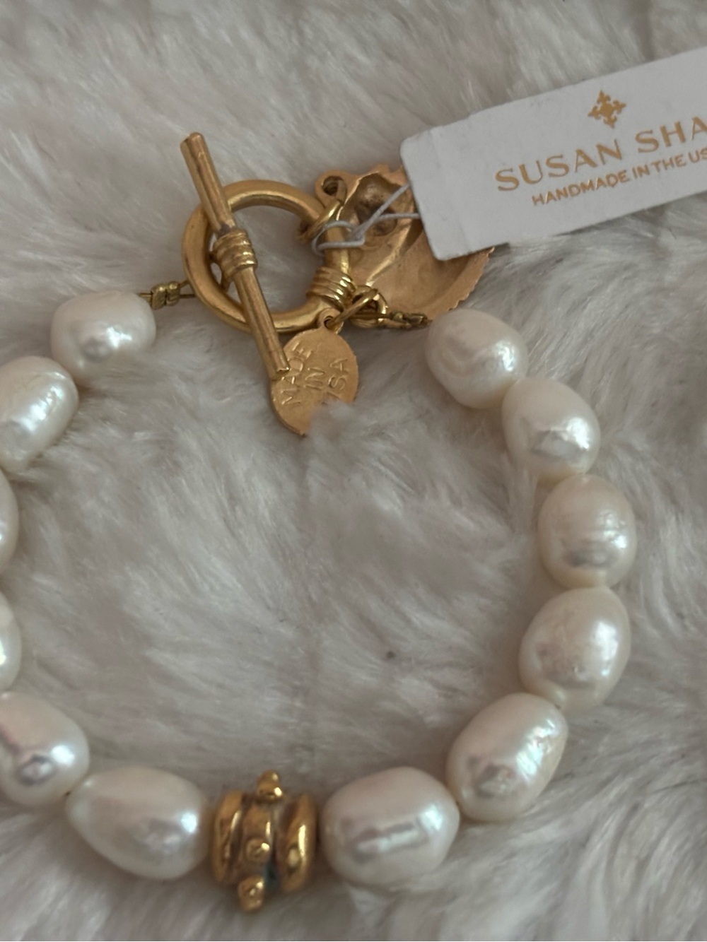 Pearl Bracelet with Gold Shell Charm - White Pearls - Picture 2 of 2